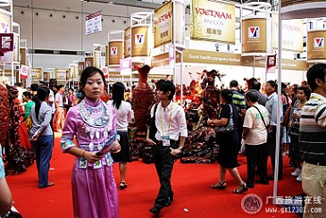 วิสาหกิจอาเซียนเข้าร่วมงาน CAEXPO คับคั่ง ยอดจองคูหาทะลัก