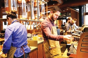 "สตาร์บัคส์" แตกโมเดลร้านหรู ปูพรม 100 สาขา บุก "คอกาแฟ" กระเป๋าหนัก "สตาร์บัคส์" แตกโมเดลร้านหรู ปูพรม 100 สาขา บุก "คอกาแฟ" กระเป๋าหนัก