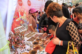 งานเทศกาลไทย ณ นครคุนหมิง ปี 2556 เปิดตัว OTOP ไทยครั้งแรกในต่างประเทศ กระแสตอบรับดีเกินคาด งานเทศกาลไทย ณ นครคุนหมิง ปี 2556 เปิดตัว OTOP ไทยครั้งแรกในต่างประเทศ กระแสตอบรับดีเกินคาด
